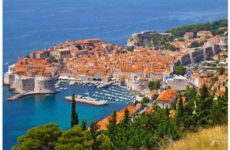 Dubrovnik mit dem Hafen und der historischen Stadtmauer