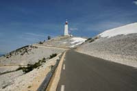 Eine Straße führt auf den Gipfel des Mont Ventoux