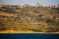 Blick auf die Insel Gozo vom Meer aus